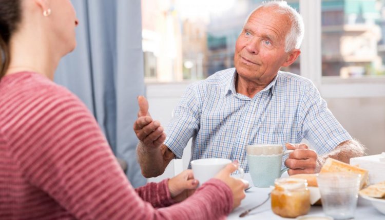 Zo ga je beter om met iemand met dementie | PlusOnline